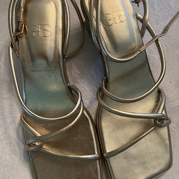 Gianni Bini NEW Gold Strappy Sandals Modern Design - Picture 8 of 9